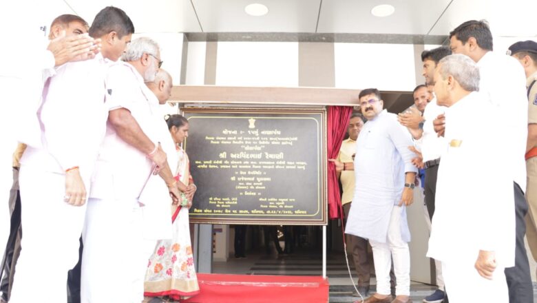 ગીર સોમનાથ જિલ્લા પંચાયત ભવનની ૫૦ કીલોવોટની સોલાર સિસ્ટમનું લોકાર્પણ કરતા રાજ્યમંત્રી અરવિંદભાઇ રૈયાણી