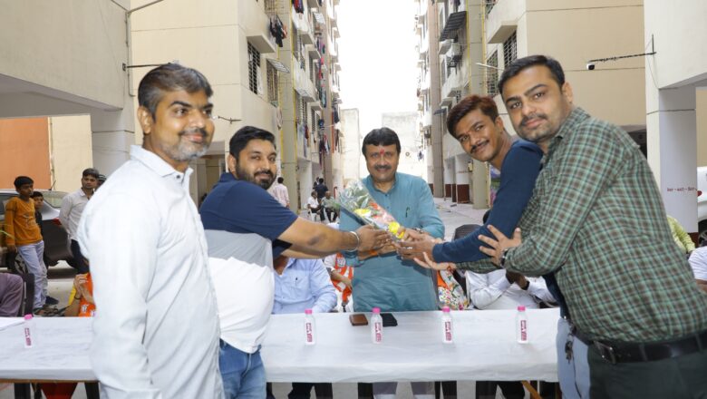 સુરતના નાની વેડ સ્થિત સુમન સારથિ આવાસ ખાતે પ્રધાનમંત્રી આવાસ યોજનાના લાભાર્થીઓ સાથે સંવાદ કરતા શહેરી વિકાસ રાજ્યમંત્રી વિનોદભાઈ મોરડીયા