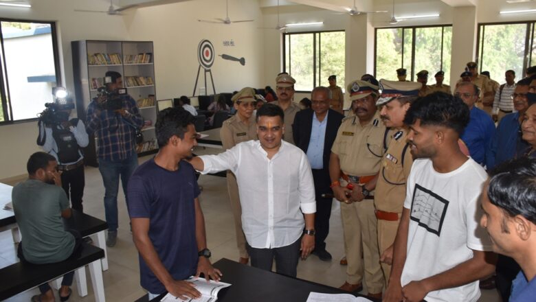 સુરત શહેર પોલીસની અભિનવ પહેલ: પોલીસ પરિવારના યુવક-યુવતિઓના ભવિષ્ય ધડતર માટે ‘ભવિષ્ય’ કારકિર્દી પ્રેરણા કેન્દ્રનું લોકાર્પણ કરતા ગૃહરાજયમંત્રી હર્ષભાઈ સંધવી