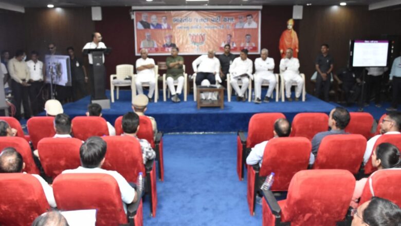 થરાદ એ.પી.એમ.સી. ખાતે મુખ્યમંત્રી ભુપેન્દ્રભાઈ પટેલના અધ્યક્ષ સ્થાને જિલ્લા વહીવટી તંત્રના અધિકારીઓ સાથે બેઠક યોજાઇ