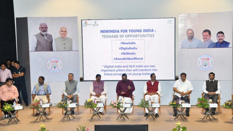 કેન્દ્રીય ઇલેક્ટ્રોનિકસ-આઇટી-કૌશલ્ય વિકાસ અને ઉદ્યોગ સાહસિકતા મંત્રી રાજીવ ચંદ્રશેખર, રાજ્યના શિક્ષણમંત્રી જીતુભાઈ વાઘાણી તેમજ શિક્ષણ રાજ્ય મંત્રી કુબેરભાઇ ડિંડોરની ઉપસ્થિતમાં “New India – A Techad of opportunity for Young Indians” કાર્યક્રમ