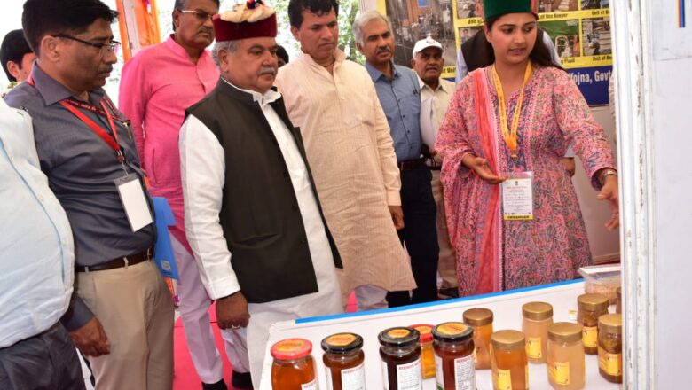 ગુજરાતના એકતા નગર ટેન્ટ સિટી-૨ ખાતે કેન્દ્રિય કૃષિ મંત્રી નરેન્દ્રસિંહ તોમરના અધ્યક્ષસ્થાને “વિશ્વ મધમાખી દિવસ” નો રાષ્ટ્રીય કાર્યક્રમ યોજાયો