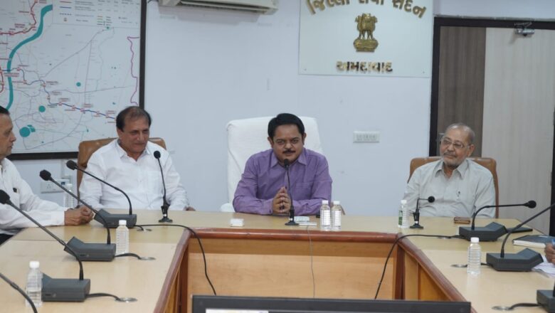 જિલ્લા કલેક્ટર સંદીપ સાગલેના હસ્તે આસિસ્ટન્ટ પબ્લિક પ્રોસિક્યુટરને ઓળખકાર્ડ વિતરણનો કાર્યક્રમ યોજાયો