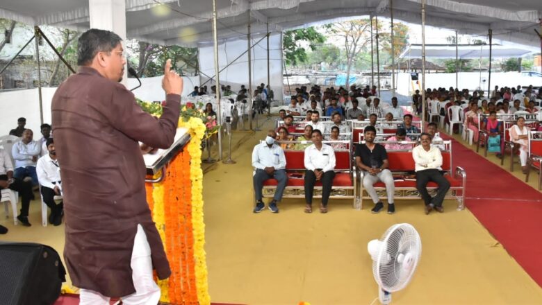 રાજ્યના આદિજાતી વિકાસ મંત્રી નરેશભાઈ પટેલના હસ્તે કપરાડા ખાતે રૂ. ૯૦ લાખના ખર્ચે તૈયાર થનારી લાયબ્રેરીના મકાનનું ભૂમિપૂજન કરાયું