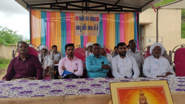 રાપર તાલુકાના કાનમેર ગામ ખાતે વંદે ગુજરાત વિકાસયાત્રા રથનું ગામલોકો સામૈયુ કરીને સ્વાગત કર્યું