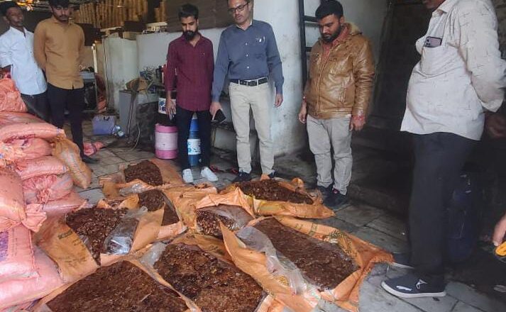 રાજકોટ મહાનગરપાલિકાના ફૂડ વિભાગ દ્વારા શિયાળા ની ઋતુમાં વધુ વપરાતી ખાધચીજો ના ચેકીગ તથા નમૂના લેવાની જુબેશ હાથ ધરાઈ