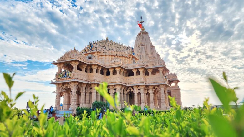 બીપરજોય વાવાઝોડા માંથી રાજ્ય સકુશળ બહાર આવતા પ્રવાસન મંત્રી મુળુભાઇ બેરાએ ગુજરાત સરકાર વતી સોમનાથ મહાદેવને શીશ નમાવ્યું