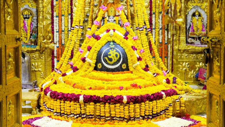 શ્રાવણ શુક્લ અષ્ટમી ના દિવસે સોમનાથ મહાદેવને કરવામાં આવ્યો પીળા પુષ્પોનો શ્રૃંગાર