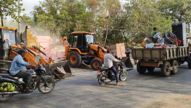 જિલ્લા કલેકટર દિગ્વિજયસિંહ ડી. જાડેજા દ્વારા વેરાવળ તાલાળા રોડ ઉપર બંને બાજુ આવેલા ૧૫૦૦૦ સ્ક્વેર ફૂટ વિસ્તારનાં વાણિજ્ય દબાણો બાબતે તાકીદ કરતા લોકોએ સ્વૈચ્છાએ દબાણો દૂર કર્યા