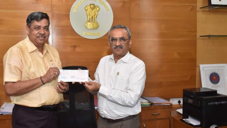 વલસાડ જિલ્લાના તત્કાલિન કલેકટર આર.આર.રાવલની પસંદગી થતા રાજ્ય સરકાર દ્વારા રૂ. ૪૦ લાખની પ્રોત્સાહક ગ્રાંટનો ચેક આપવામાં આવ્યો