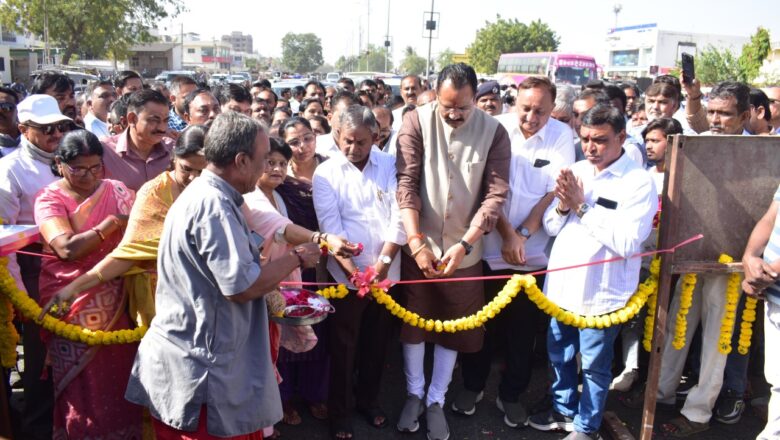 ભાવનગરમાં દેસાઈનગરથી શાસ્ત્રીનગર સુધીના પ્રથમ ઓવરબ્રિજના એક બાજુના ભાગને ખુલ્લો મુકતાં ધારાસભ્ય જીતુભાઈ વાઘાણી