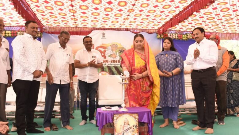 કોટડાસાંગાણીના ભાડવા ગામે યોજાયેલા તાલુકા કક્ષાના રવિ કૃષિ મહોત્સવ