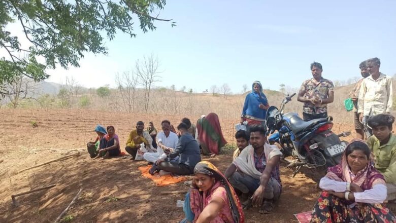 એક અનોખો ડાક સેવક: ચિરાગ પંચાલ ખીણો અને ડુંગરો ખૂંદીને ટપાલ અને ટપાલ વિભાગની સેવાઓ હાંફેશ્વરના અંતરિયાળ ફળિયાઓ અને ઘરો સુધી પહોંચાડે છે.