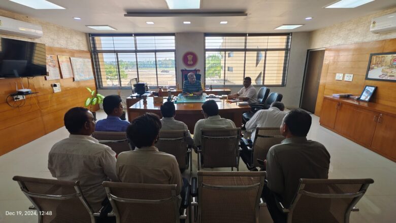 ગીર સોમનાથ જિલ્લા કલેકટરના અધ્યક્ષસ્થાને પેન્ડિંગ જી.યુ.ડી.સી.ને લગતાં કામો પૂર્ણ કરવા અંગે બેઠક યોજાઈ