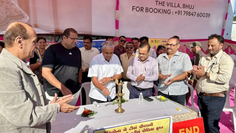 ભુજના ધારાસભ્ય કેશુભાઈ પટેલે ભૂલકાંઓને પોલિયોના ટીપાં પીવડાવીને બૂથને ખુલ્લું મૂક્યું