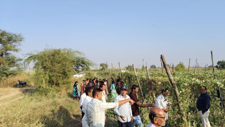 સુરત જિલ્લા ઓલપાડ તાલુકાના કરંજ ગામે ખેડૂતોએ પ્રાકૃતિક કૃષિના મોડલ ફાર્મની મુલાકાત લીધી