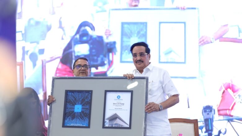 ભાવનગર કલેક્ટર કચેરી ખાતે જિલ્લા કલેક્ટર આર.કે.મહેતાએ એક્સરે મોબાઇલ વાનને લીલીઝંડી આપી પ્રસ્થાન કરાવી