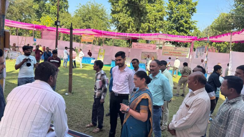 નાંદોદ તાલુકાના રવિ કૃષિ મહોત્સવના બીજા દિવસે સ્ટોલની મુલાકાત કરતા ધારાસભ્ય ડો.દર્શનાબેન દેશમુખ અને જિલ્લા વિકાસ અધિકારી અંકિત પન્નુ