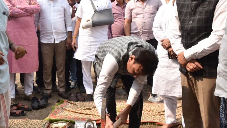 અમરોલીના કોસાડ ગામ ખાતે વન, પર્યાવરણ રાજ્યમંત્રી મુકેશભાઈ પટેલના હસ્તે ખાતમુહૂર્ત