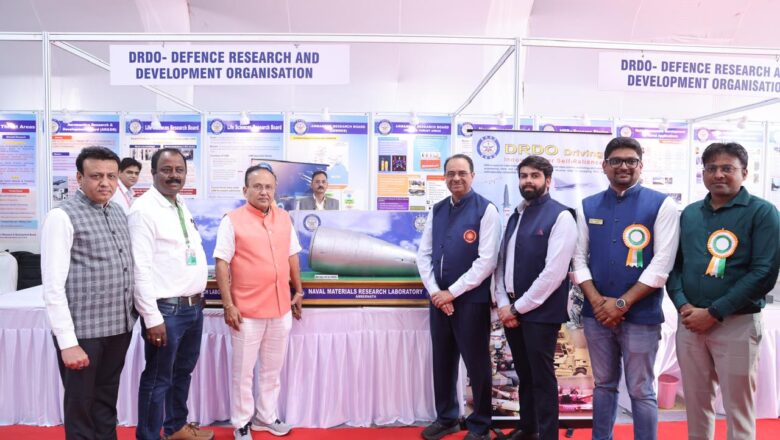 નર્મદ યુનિ.માં આયોજિત ‘ગુજરાત ગ્લોબલ એક્સ્પો’ની મુલાકાત લેતા સાંસદ મુકેશભાઈ દલાલ અને મેયર દક્ષેશભાઈ માવાણી