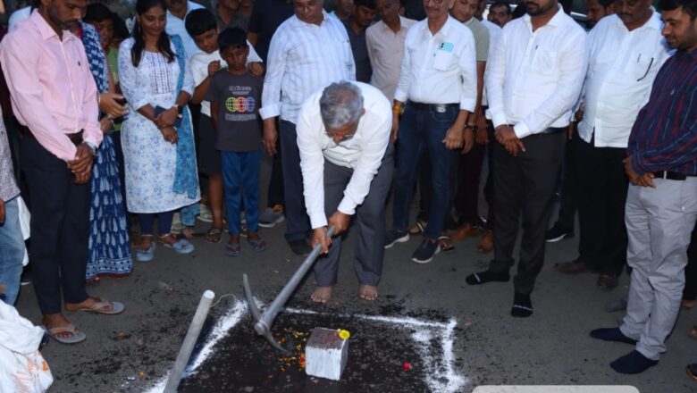 રાજયના નાણા મંત્રી કનુભાઈ દેસાઈના હસ્તે વાપી અને પારડી તાલુકામાં રૂ. ૫૦ કરોડના રસ્તાના કામોનું ખાતમુહૂર્ત કરાયુ