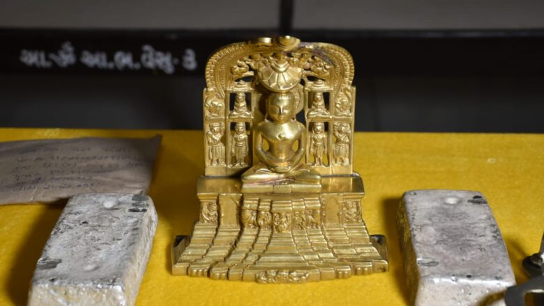 બિલીમોરાના જૈન દેરાસરમાં થયેલી ચોરીનો ભેદ નવસારી અને અમદાવાદ ક્રાઇમ બ્રાન્ચે માત્ર ૧૬ દિવસમાં ઉકેલી સોના-ચાંદીની કિંમતી મૂર્તિઓ ટ્રસ્ટીઓને પરત કરી