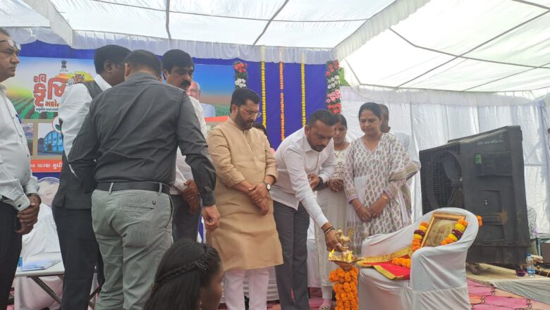 બારડોલી ખાતે રવિ કૃષિ મહોત્સવને ખૂલ્લો મૂકતા ધારાસભ્ય ઈશ્વરભાઈ પરમાર