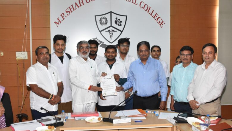 આરોગ્ય મંત્રી ઋષિકેશભાઈ પટેલે શ્રી એમ.પી.શાહ મેડીકલ કોલેજ ખાતે સમીક્ષા બેઠક યોજી જામનગરની આરોગ્ય વિષયક સેવાઓ અંગે વિસ્તૃત માહિતી મેળવી