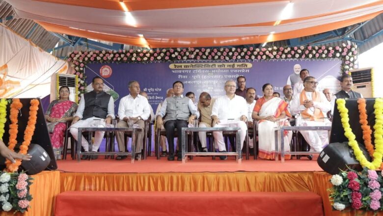 ભાવનગર-અયોધ્યા સાપ્તાહિક ટ્રેનને લીલી ઝંડી આપી પ્રસ્થાન કરાવતા કેન્દ્રીય રેલ મંત્રી અશ્વિની વૈષ્ણ