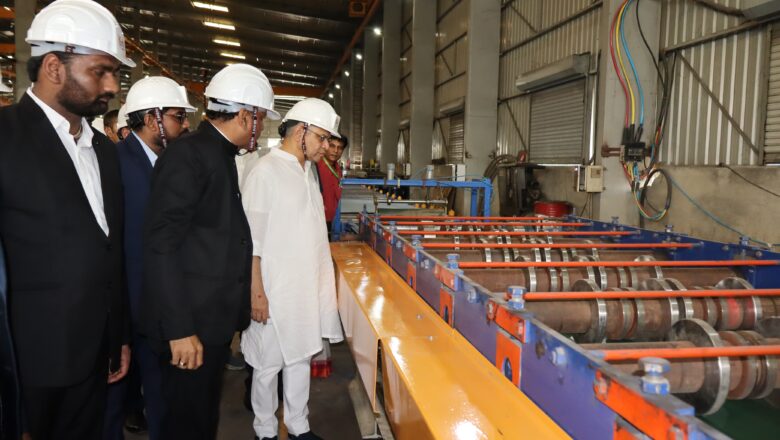 ભાવનગર ખાતે કન્ટેનર બનાવતી કંપની આવડકૃપાની મુલાકાત લેતા કેન્દ્રીય રેલ મંત્રી અશ્વિની વૈષ્ણ