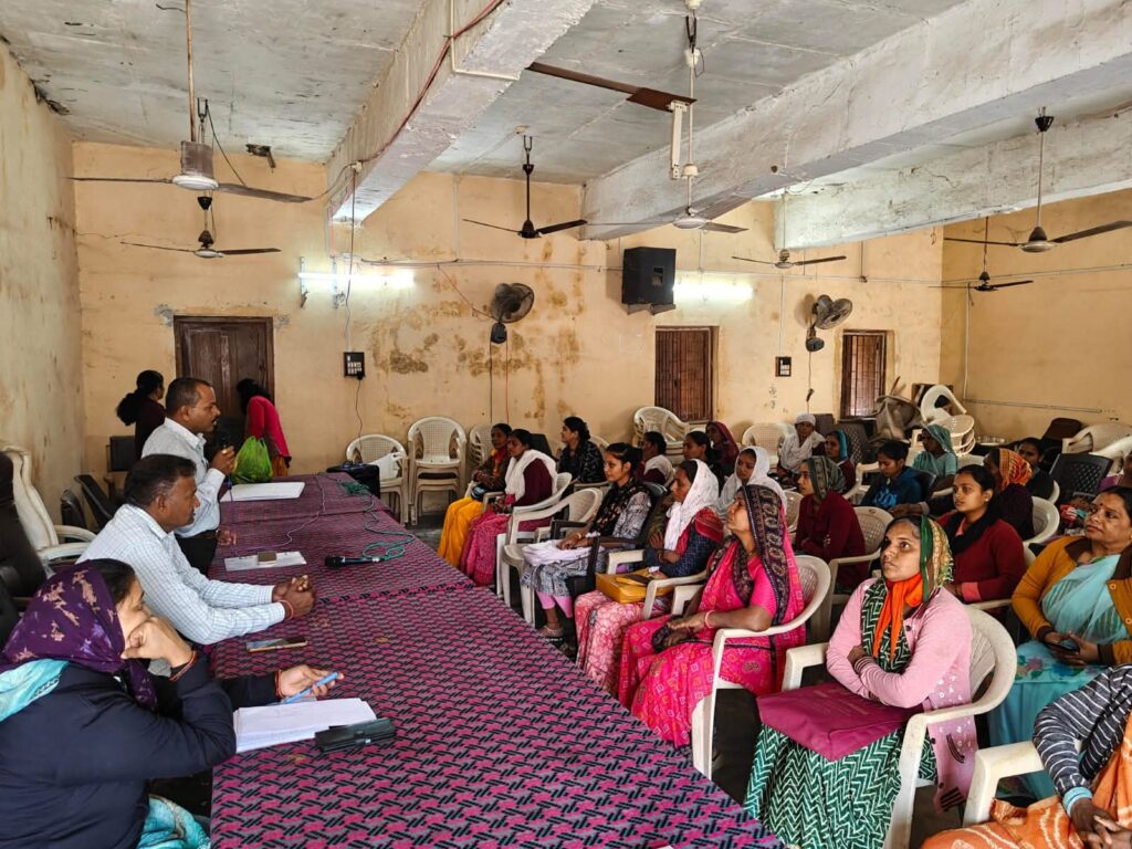 લુણાવાડા ખાતે DAY-NRLM યોજના હેઠળ કેશ ક્રેડિટ કેમ્પ યોજાયો: ૩૮ સ્વ-સહાય જૂથોને ₹૯૫ લાખનું ધિરાણ મંજૂર