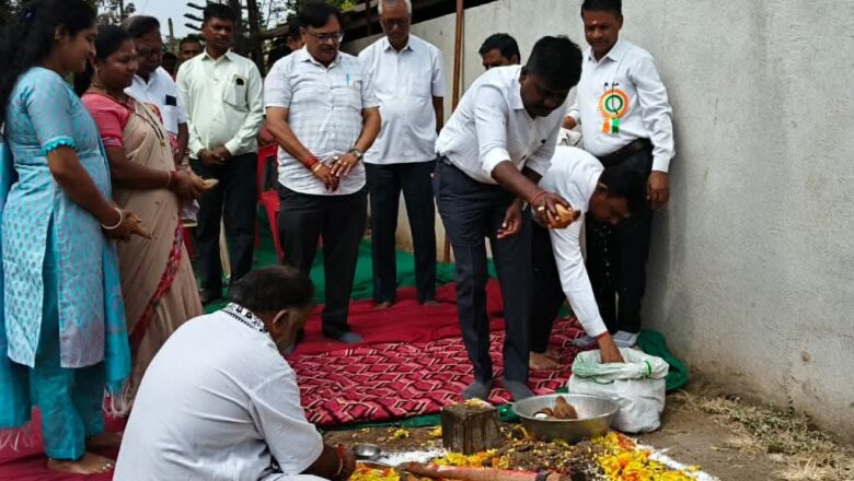 કાલીબેલ અને વઘઇ ગામે અંતરિયાળ ગ્રામ્ય માર્ગોનું ખાતમુહર્ત કરતાં ગુજરાત વિધાનસભાના નાયબ મુખ્ય દંડક વિજયભાઇ પટેલ 