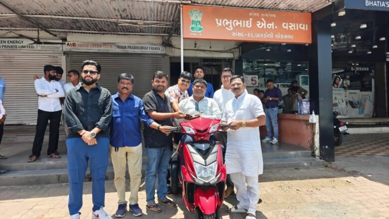 માંડવી ખાતે સાંસદ પ્રભુભાઈ વસાવાના હસ્તે દિવ્યાંગ લાભાર્થીને ઇલેક્ટ્રિક મોપેડ એનાયત