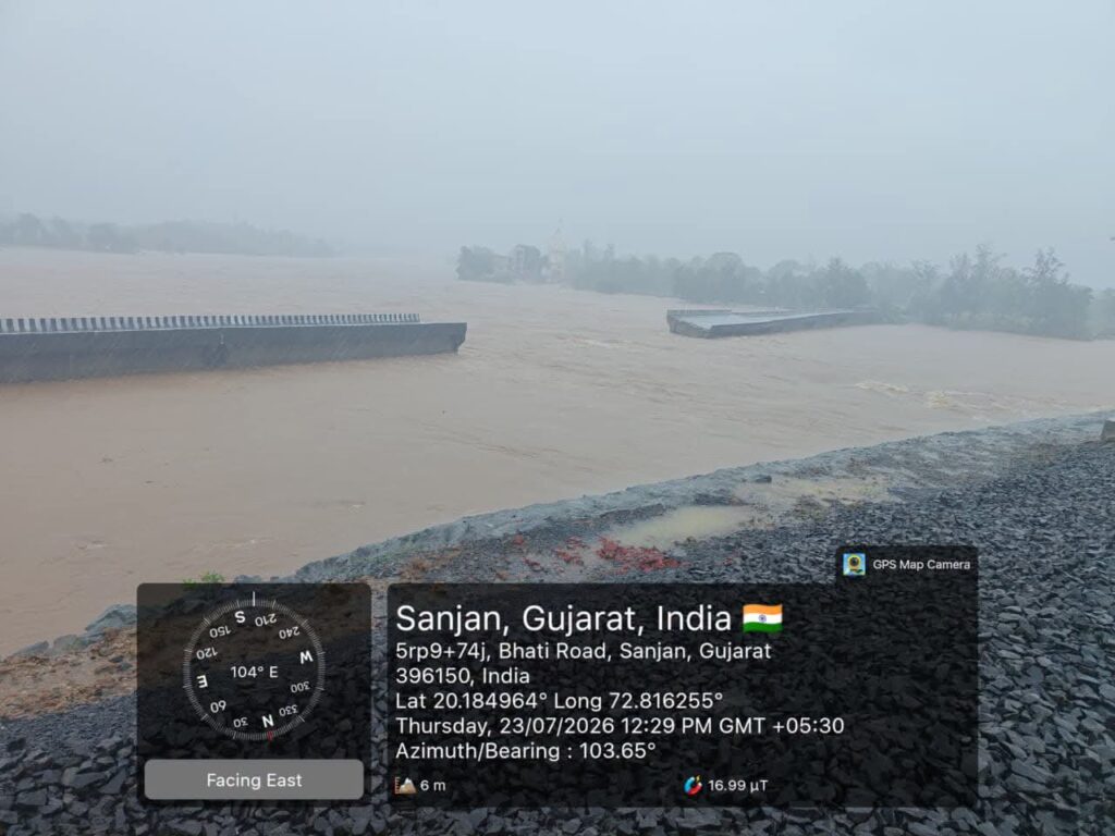અતિભારે વરસાદથી ઉમરગામના વારોલી નદી ઉપરના પુલના બે સ્પાનને નુકસાન