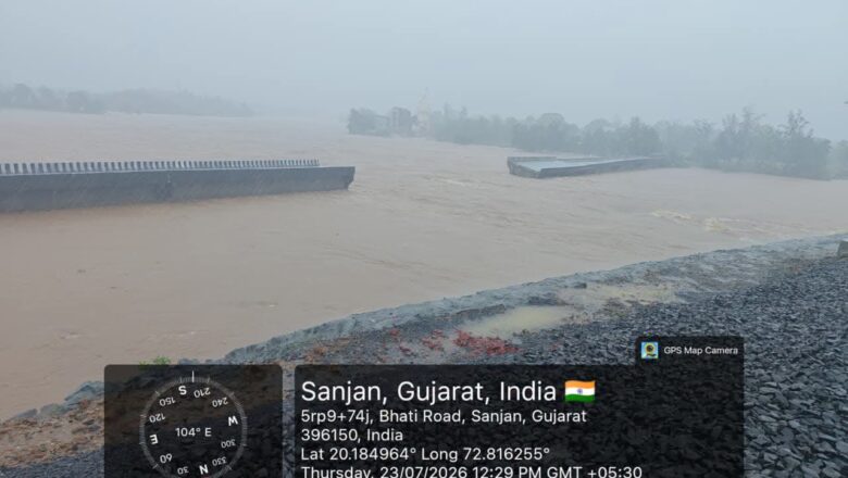 અતિભારે વરસાદથી ઉમરગામના વારોલી નદી ઉપરના પુલના બે સ્પાનને નુકસાન