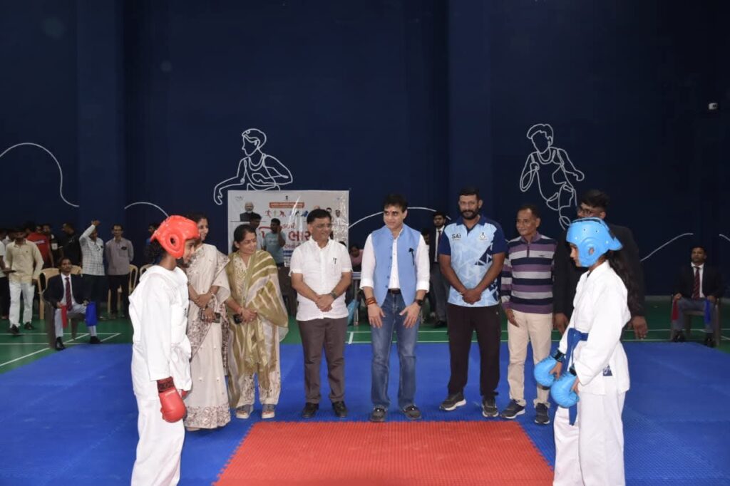 કરાટે સ્પર્ધક બહેનોનો ઉત્સાહ વધાર્યો