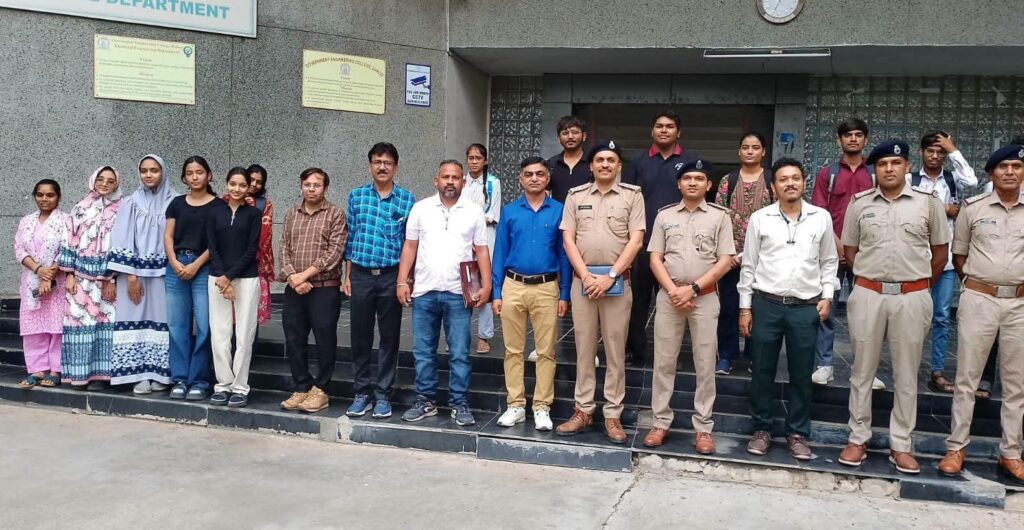 સરકારી ઇજનેરી કોલેજ, દાહોદ ખાતે માર્ગ સલામતી જાગૃતિ કાર્યક્રમ યોજાયો