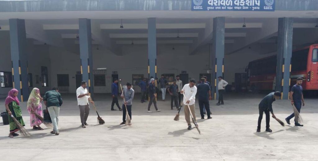 વેરાવળ બસ સ્ટેશન ખાતે સફાઇ ઝુંબેશ હાથ ધરાઇ